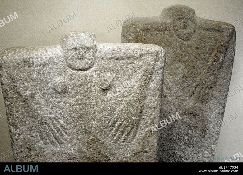 ARTE PREHISTORICO. PENINSULA DE CRIMEA. CULTURA DE YAMNA. o "Cultura de los sepulcros". Una de las últimas culturas del final de la Edad del Cobre (Era Calcolítica) y comienzos de la Edad de Bronce. Area esteparia de Europa oriental. Activa del S. XXXVI-XXIII a. C. Estelas de piedra grabadas o menhires, localizados en tumbas secundarias Yaman. Fechados hacia el II Milenio A. C. Museo Arqueológico de Kerch. República Autónoma de Crimea. Ucrania.
