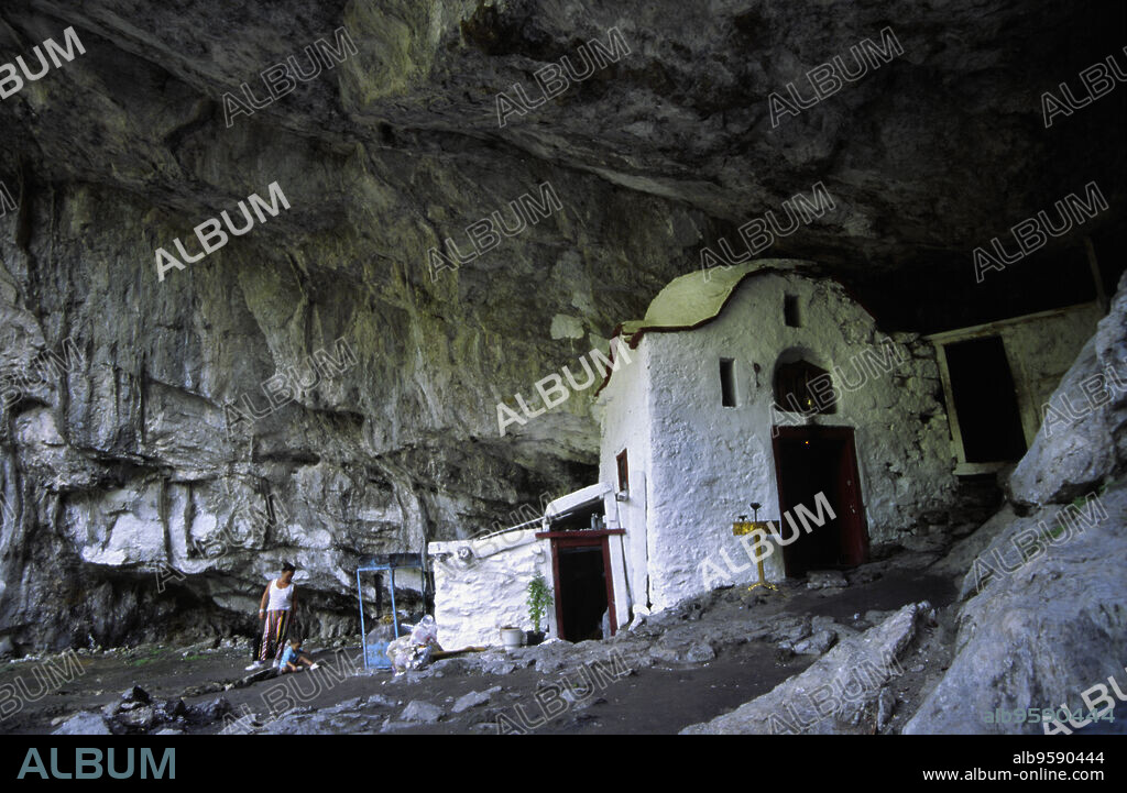 Ermita de Aghio Spileo.Desfiladero de Mavrolongosa.Parque nacional del Monte Olimpo. Macedonia.Grecia.
