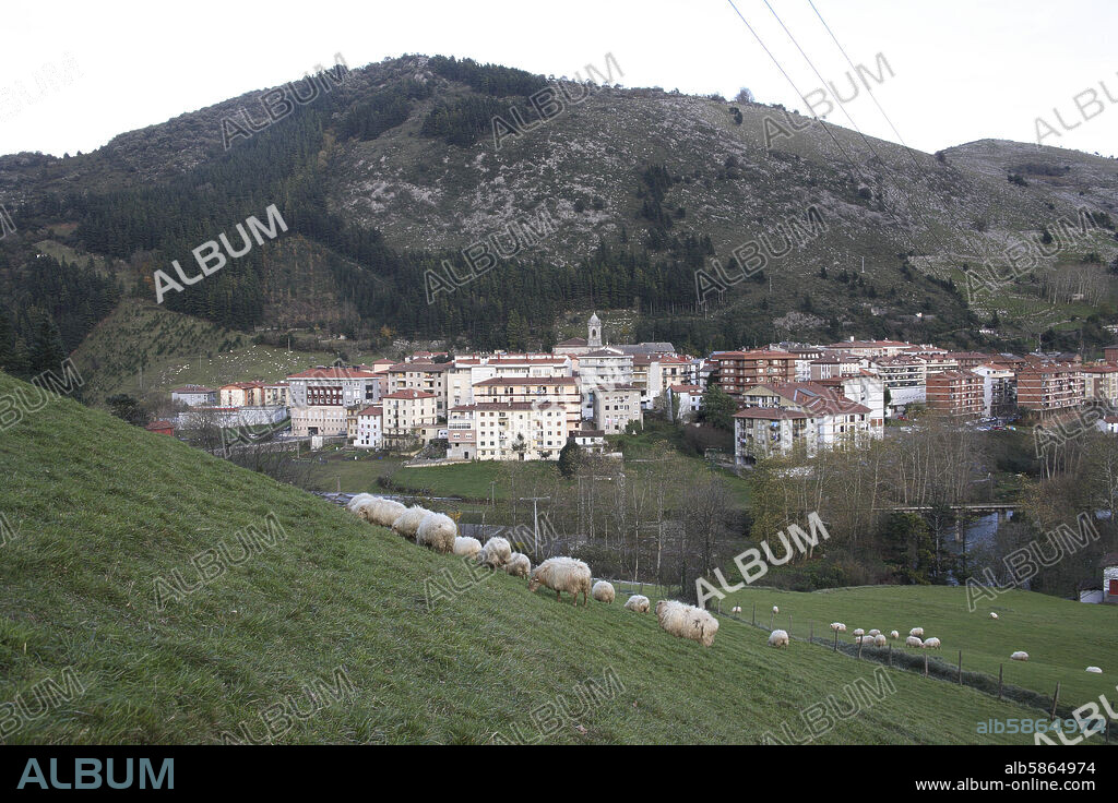 Zestoa / Cestona; vista de pueblo y valle (+ ovejas).