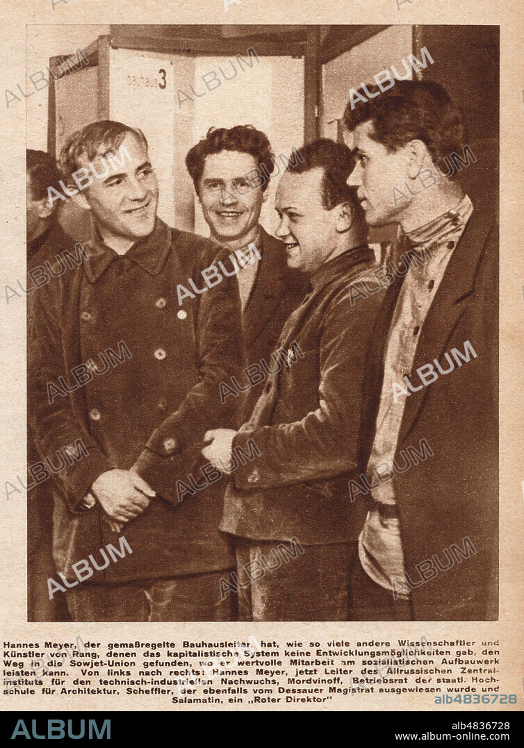 Hannes MEYER (1889-1954) et des etudiants du Bauhaus. Photographie anonyme pour la revue allemande A-I-Z (AIZ Arbeiter-Illustrierte-Zeitung) de 1931. (Il avait ete renvoye du Bauhaus en 1930). Credit : Collection Jonas/Kharbine-Tapabor.