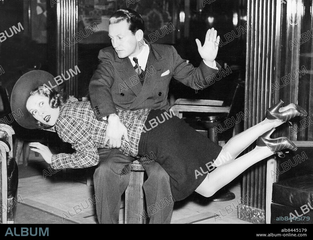 Orig. bildtext... WOO(...)ST MARRIED COUPLE ARRIVE. (...) film star June Clyde, married for eight years (...) Director husband Thornton Freeland, had a (...) after a six months separation. He has been (...) while she finished a Broadway stage show. (...) been out of hand ever since we were married (...)d Freeland, and his first duty upon meeting (...) Plymouth was to administer an old fashioned (...) Anm. CD144 Ansiktsuttryck persons: June Clyde ;Thornton Freeland sites: USA.