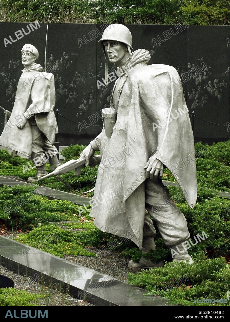 Statues of American soldiers, sculpted by Frank Gaylord, depicting a platoon on patrol during the Korean War (1950-1953). Korean War Veterans Memorial, Washington D.C.