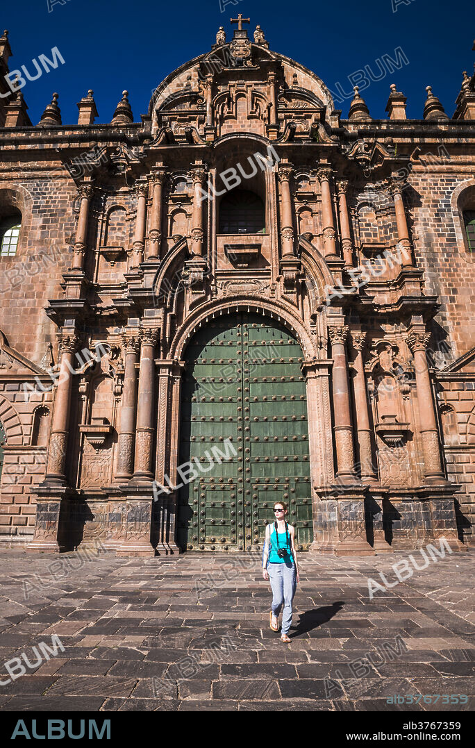 Tourist sightseeing at Cusco Cathedral Basilica of the Assumption of the Virgin, Plaza de Armas, UNESCO World Heritage Site, Cusco (Cuzco), Cusco Region, Peru, South America.