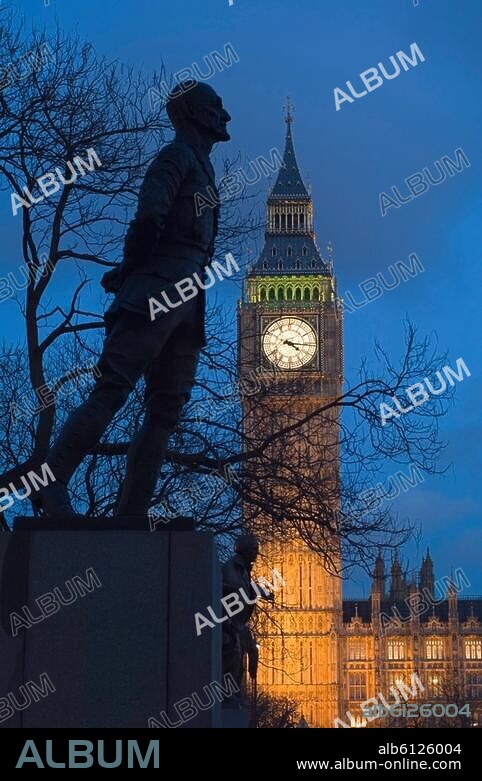London (England), Houses of Parliament (Parlamentsgebäude, nach Brand 1834 Neubau 1837-1868; Arch.: Charles Barry).-Big Ben (1858/59 errichtet) und das Denkmal für Jan Christian Smuts (1870-1950) (Skulptur, 1852, von Jacob Epstein (1880-1959)) auf dem Parliament Square.-Foto, 2008.