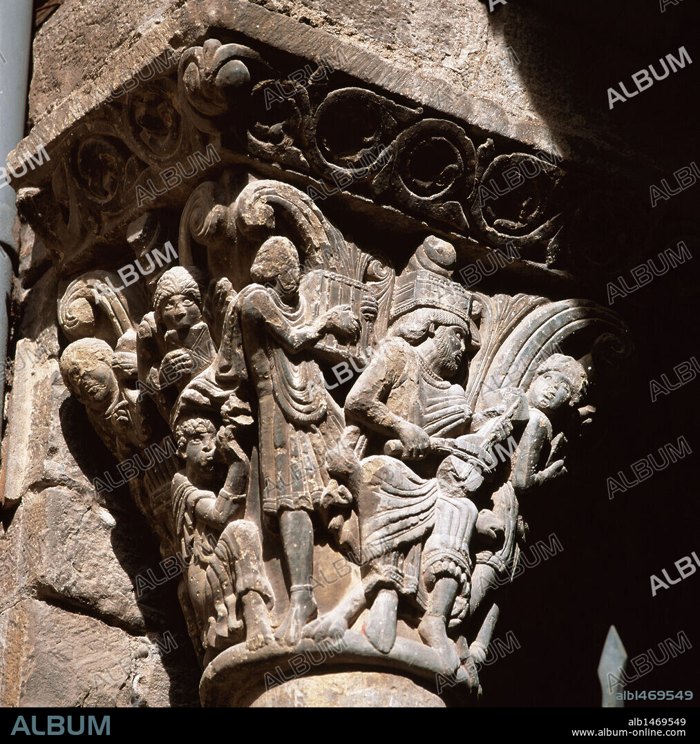 ARTE ROMANICO. ESPAÑA. S. XI. CATEDRAL DE JACA. Vista de un CAPITEL labrado por el MAESTRO DE JACA, también llamado MAESTRO ESTEBAN. Representación del REY DAVID tocando acompañado de MUSICOS. Formaba parte de los capiteles del antiguo claustro. Se encuentra ubicado en la fachada meridional. CAMINO DE SANTIAGO. JACA. Provincia de Huesca. Aragón.