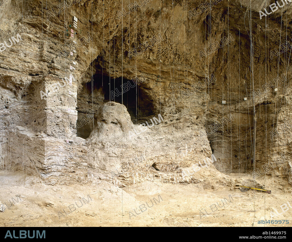 ARTE PREHISTORICO. PALEOLITICO. YACIMIENTO DEL "ABRIC ROMANI" (ABRIGO ROMANI). Con una antigüedad cronológica de 70.000 a 40.000 años, presenta una secuencia estratigráfica de 20 m., a lo largo de la cual se han constatado diversos niveles de ocupación paleolítica (paleolítico medio y superior). Aspecto de las excavaciones en noviembre de 1997. CAPELLADES. Provincia de Barcelona. Comarca de l'Anoia. Cataluña.
