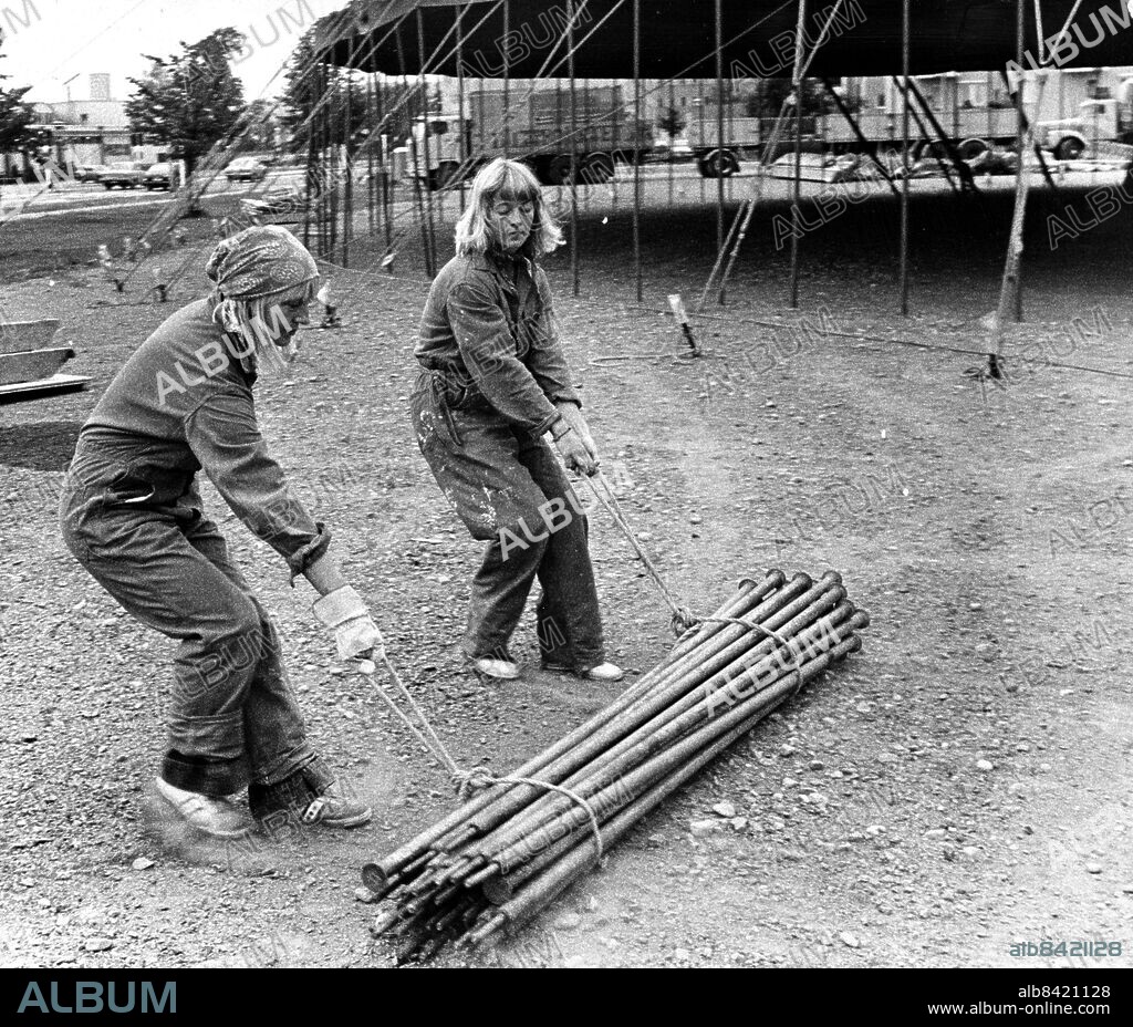 Sonja Lund och Marianne Lindberg, skådespelerskor, tältbyggare m m, släpar stänger när Tältprojektet reser tältet på Spetsamossen i Växjö. Foto: Jan Holmlund kod 18 . COPYRIGHT SCANPIX SWEDEN.