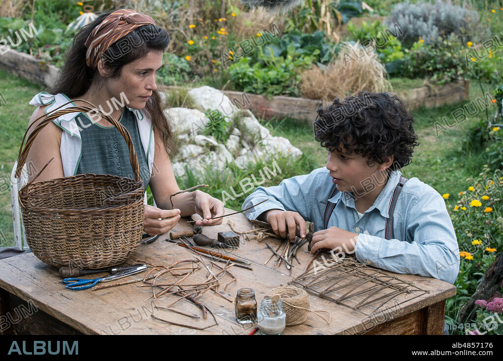 GEMMA ARTERTON and LUCAS BOND in SUMMERLAND, 2020, directed by JESSICA SWALE. Copyright IOTA FILMS/SHOEBOX FILMS.