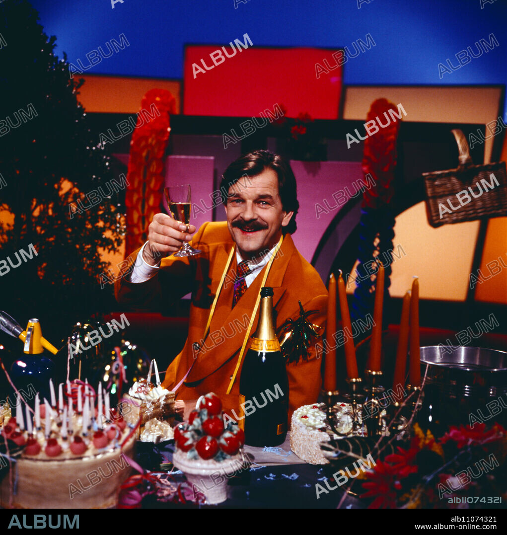 Say the truth, quiz show about exciting professions and bizarre hobbies, produced by Bayerischer Rundfunk, Germany, 1991, anniversary, presenter Bernd Stephan celebrates the 100th quiz show.