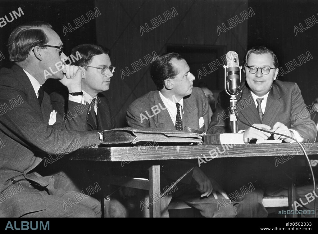 1950-10-02.. VET NI VAD?. Familjeunderhållning i radio med Gösta Knutsson och Sune Waldimir.. Sänt första gången 1950-10-02.. Här ses från vänster Kurt Winberg, Einar Haglund, allvetare, radio- och TV-man, Folke Tamm och Gösta Knutsson, författare, programchef vid Sveriges Radio i Uppsala 1936-1969.. Foto: Jarl Ekenryd / RiR / SVT / Kod: 5600. Mapp: RADIO-Diverse program Mapp 6 Frågesporter 1950-1951 L9. Kvartett.