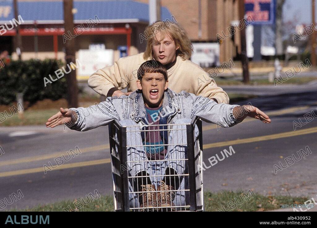 DEREK RICHARDSON y ERIC CHRISTIAN OLSEN en DOS TONTOS MUY TONTOS: CUANDO HARRY ENCONTRÓ A LLOYD, 2003 (DUMB AND DUMBERER: WHEN HARRY MET LLOYD), dirigida por TROY MILLER. Copyright NEW LINE CINEMA / MASI, FRANK.