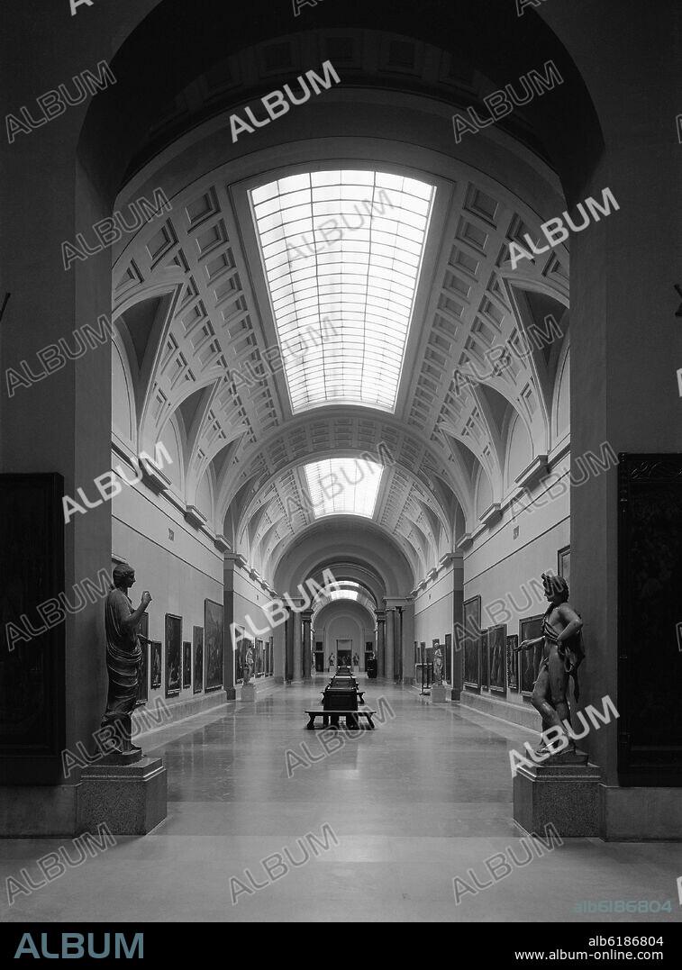 JUAN DE VILLANUEVA. GALERIA CENTRAL DEL MUSEO DEL PRADO CONSTRUIDO EN EL SIGLO XVIII - FOTOGRAFIA EN BLANCO Y NEGRO - AÑOS 60.