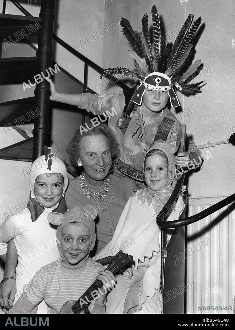ARKIV STOCKHOLM 19581016. Barnteaterkonsulenten Elsa Olenius omgiven av indianen Lennart Björkäng, tuppen Rose-Marie Eriksson, kycklingen Eva-Lotta Lager och katten Ylva Nilsson. Olenius talade om lyssnandets konst när Fritt Musikpedagogiskt Forum samlats i Barnteatern i Hägersten under ämnet "Barnteater och musik".. Foto: Carl Erik Sundström / DN / TT / Kod: 59. **SvD OUT**.
