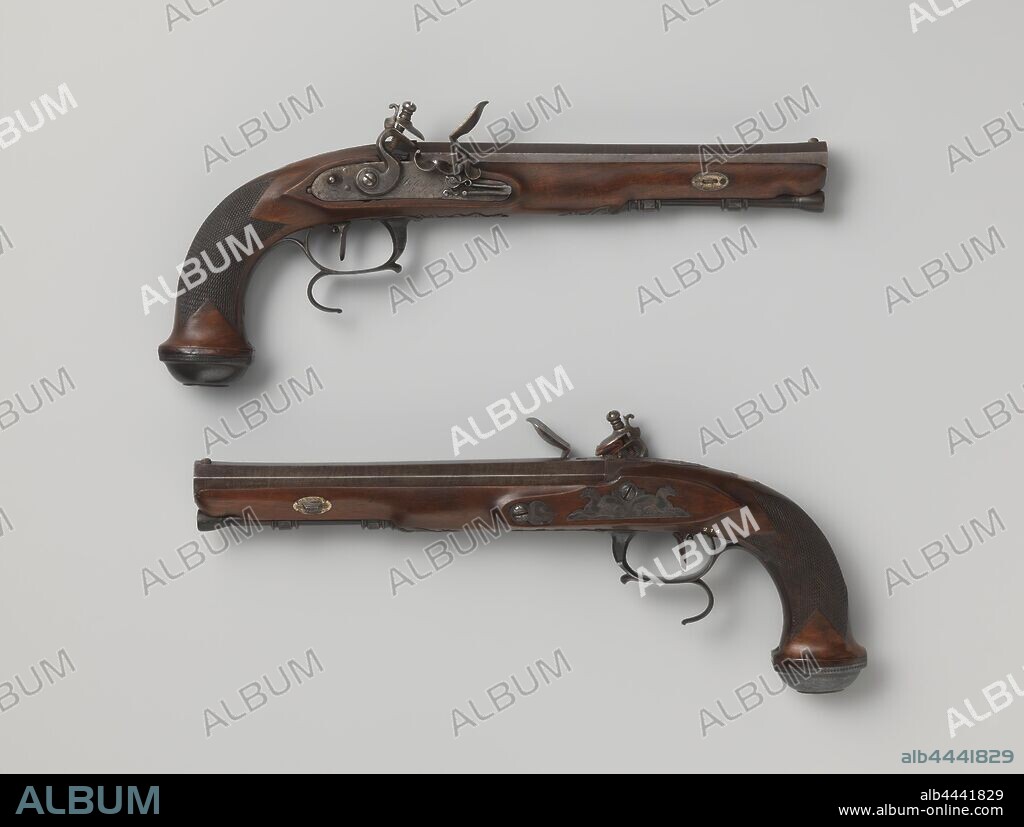 Flint gun turned into rifle, Flint gun turned into gun, in empire style, part of a couple. The lock is engraved with the signature of the maker. The Damascus loop is blued and provided with a silver visor grain, an iron rear visor and a running gate, marked on the back with an unidentifiable stamp and on the bottom with a six-pointed star, a diamond with an O, IIB (?), F and H. The flask has a curved grip that ends in an ebony flask, the grip is grooved crosswise. The fitting is partly made of silver, partly made of iron and consists of two iron loading rod sleeves, a screw plate in the form of two iron screw plates for the lock bolts with animal figures engraved on it, an iron trigger guard with a finger rest engraved with a sitting dog or wolf, silver plates for the running gate and a shield-shaped, silver thumb plate, the loading stick has a cow horn cap., Jean Toussaint Delincee, Amsterdam, 1810 - 1815, steel (alloy), silver (metal), iron (metal), ebony (wood), horn (animal material), cutting, l 36.2 cm l 21.2 cm d 14.85 mm, 20.5 cm.