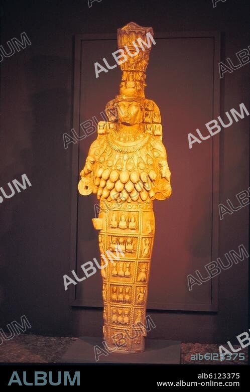 zu: Griechische Plastik.-Überlebensgroße Statue der Artemis Ephesia, sog. Große Artemis.-Römisch, 1. Hälfte 2.Jh.n.Chr. Marmor, Höhe 292 cm. Fundort: Prytaneion, im Vorhof, südlich des Sockels.