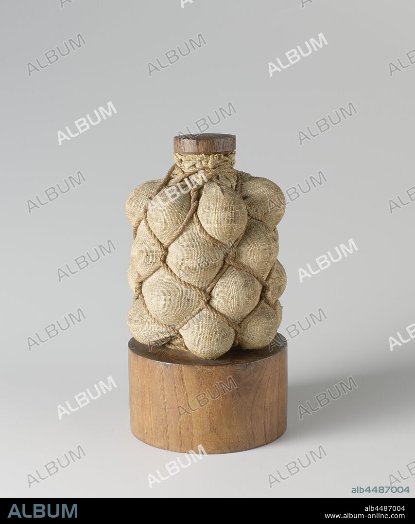 Models of shot bundles (grapeshot) Model of a bullet bundle, A bullet bundle or grape. Linen bag with bullets or scrap on a wooden disc., anonymous, Netherlands, c. 1750 - c. 1800, wood (plant material), linen (material), iron (metal).