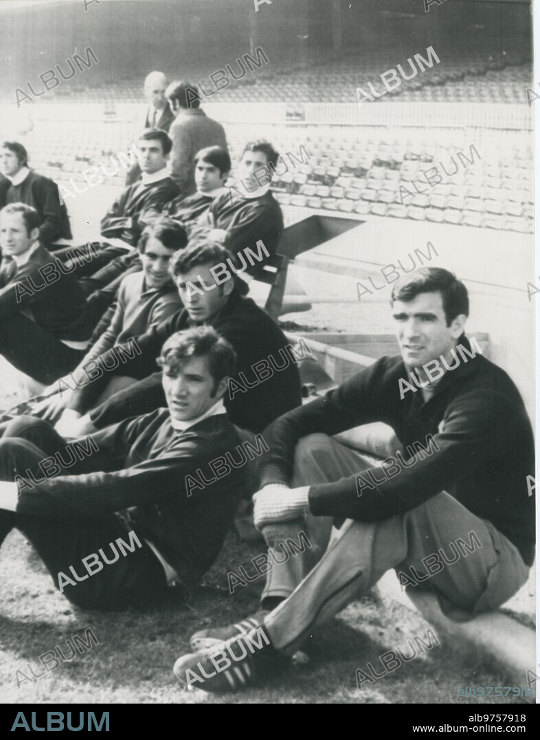 Barcelona, 10/03/1971. Entrenamiento en el Nou Camp de la selección nacional absoluta y la «sub 23». En la imagen, Iribar, Claramnut, Arieta, Tonono y otros seleccionados, tomando el sol en las grandas.