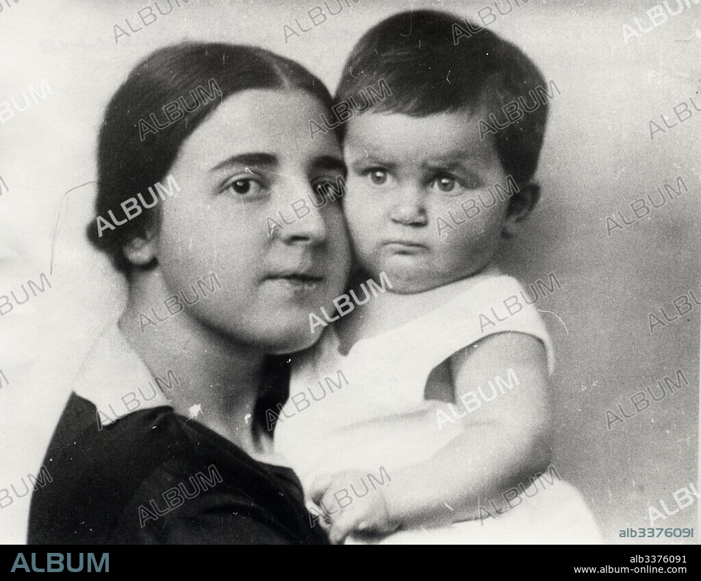 ANÓNIMO. Josef Stalin's second wife, Nadezhda Alliluyeva (1901-1932) and daughter Svetlana Alliluyeva.