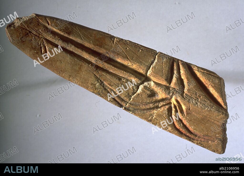 ESPATULA: CON OCRE DECORADA CON CUERNOS DE CABRA. ANVERSO. PALEOLITICO. (DEPOSITO: MUSEO ARQUEOLOGICO NACIONAL).