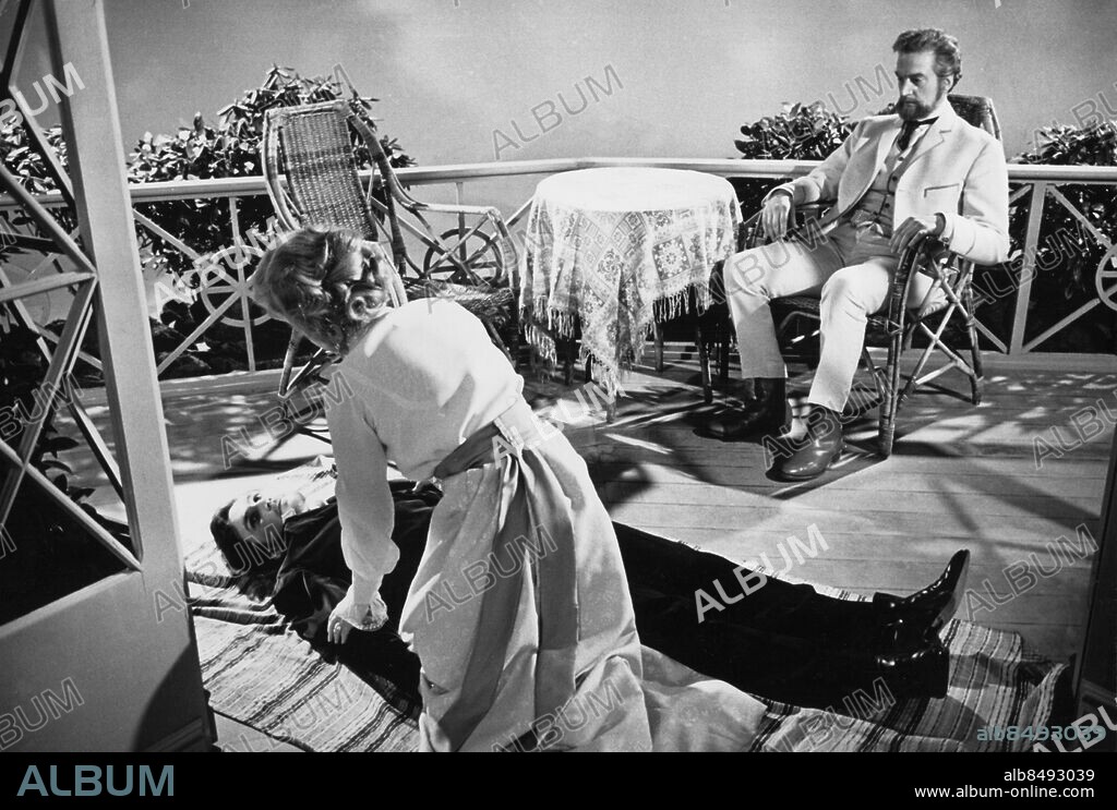 1968.. Orig. bildtext... Fordringsägare Keve Hjelm Gertrud Fridh, TV-teater Anm. Publ i Strindberg som tv-dramatiker s. 67: Tekla (Gertrud Fridh) böjer sig över Adolf (stand-in) medan Gustav (Keve Hjelm) ser på i slutet av Gunnel Broströms Fordringsägare 1968. CD249 persons: GERTRUD FRIDH;KEVE HJELM sites: SVERIGE.