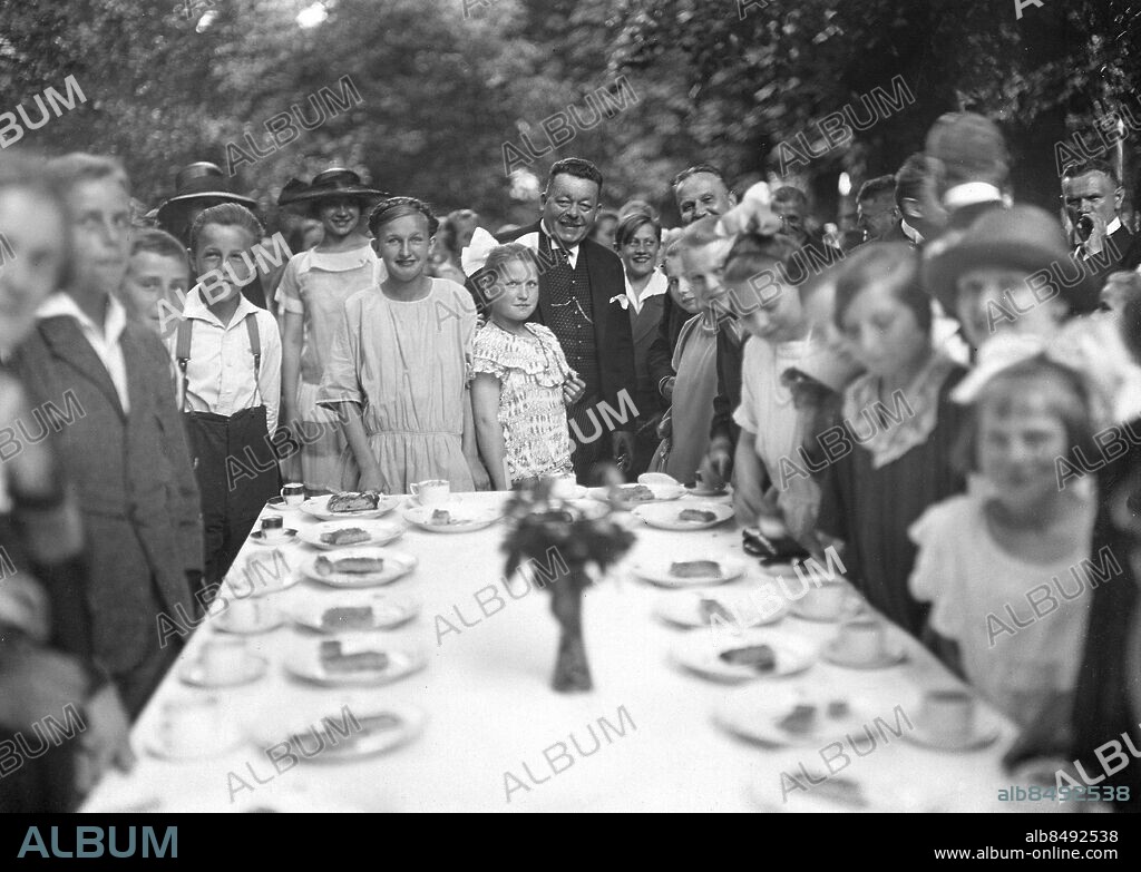 TYSKLAND BERLIN 1924. Orig. bildtext... QUÄKER-EMPFANG BEIM REICHSPRÄSIDENTEN. 1935. Der Reichspräsident inmitten der Schulkinder, die ihren Dank für die Quäkerspeisung aussprechen. Foto: John Graudenz / Svenska Bildcentralen / SVT / Kod: 5600 Mapp: Ebert, Friedrich Gruppbilder 1 F Ebert, 1871-1925, tysk politiker, socialdemokrat, president 1919-1925. Quäkerspeisungen - humanitär hjälp till Europa efter första världskriget organiserat av brittiska och amerikanska kväkare Kinderspeisewerk Matdistribution till barn Bildserier Fotoreportage persons: FRIEDRICH EBERT sites: BERLIN;TYSKLAND PhotoDate:1924-??-??.