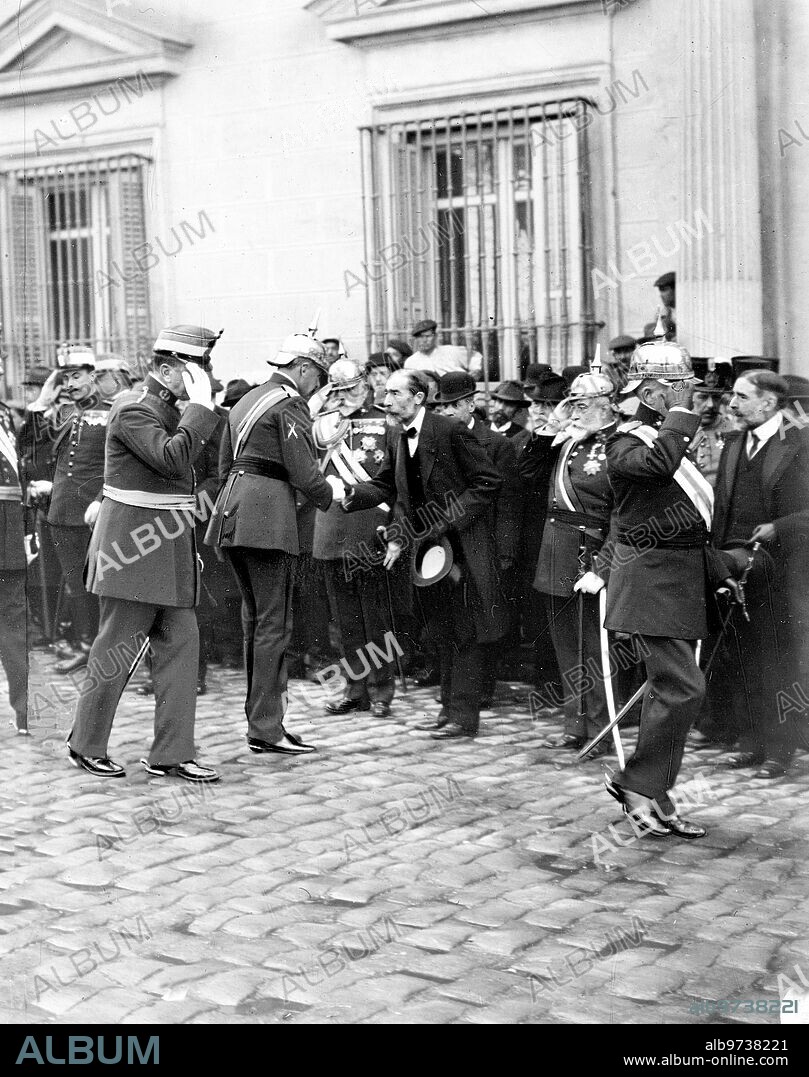 March 14, 1913. The Remains of General Vega Inclan in Madrid. HRH the Infante Don Carlos (X), Greeting the presidency of the mourning when he said goodbye yesterday on the parapet of the Councils.