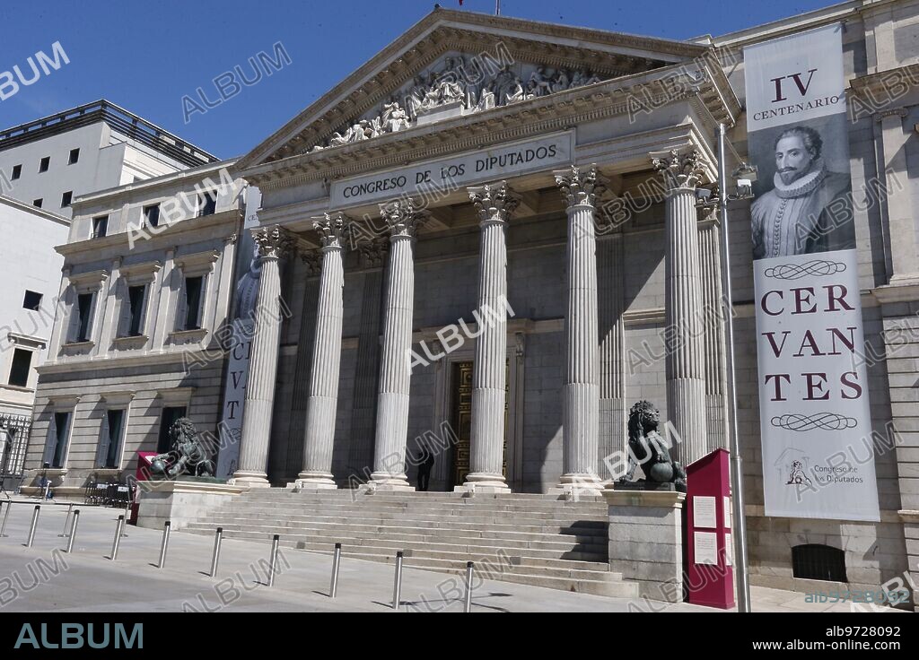 Madrid, 18/04/2016. Los leones del Congreso de los Diputados, Daoiz y Velarde, con unas gafas de lectura con motivo de los actos del aniversario de Cervantes. Foto: Jaime García ARCHDC.