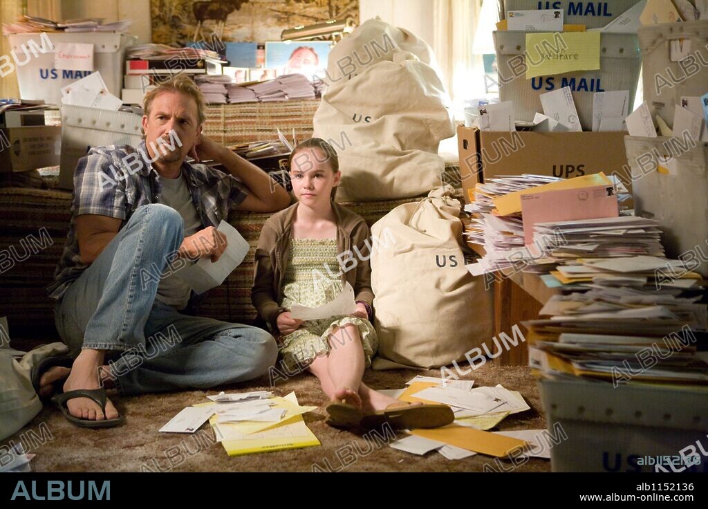 KEVIN COSTNER y MADELINE CARROLL en EL ULTIMO VOTO, 2008 (SWING VOTE), dirigida por JOSHUA MICHAEL STERN. Copyright TREEHOUSE FILMS/G&M FILMS/1821 PICTURES/RADAS PICTURES.