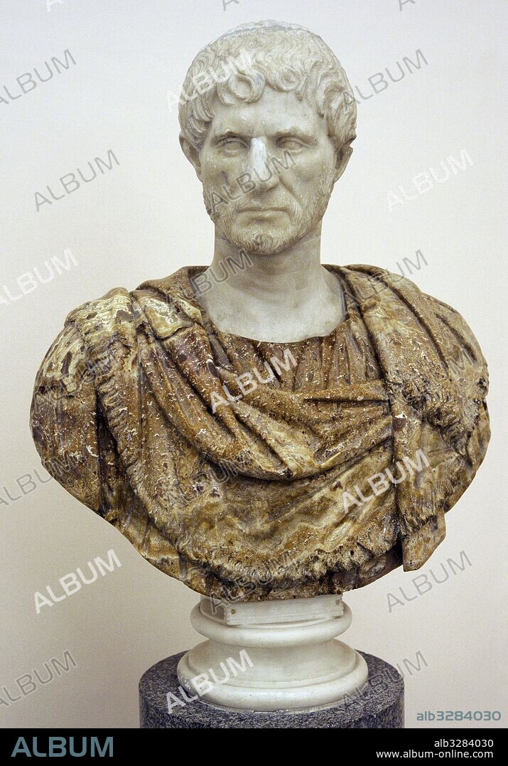Retrato conocido por Lucius Junius Brutos. El busto de época moderna en alabastro. Cabeza: Era Trajana (98-117 d. C.). Colección Farnese. Museo Arqueológico Nacional. Nápoles. Italia.