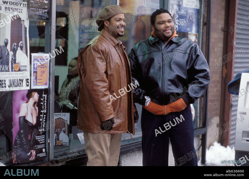 ANTHONY ANDERSON and ICE CUBE in BARBERSHOP, 2002, directed by TIM STORY. Copyright METRO GOLDWYN MAYER / BENNETT, TRACY.