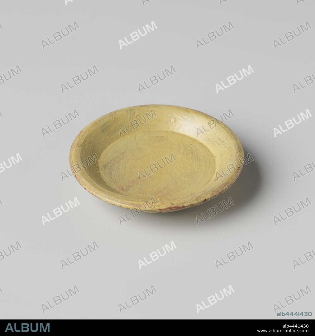 Saucer, painted yellow, Saucer made of wood, painted yellow. Was originally red., anonymous, Amsterdam, c. 1675 - c. 1700, wood (plant material), h 1.4 cm × d 6.5 cm.