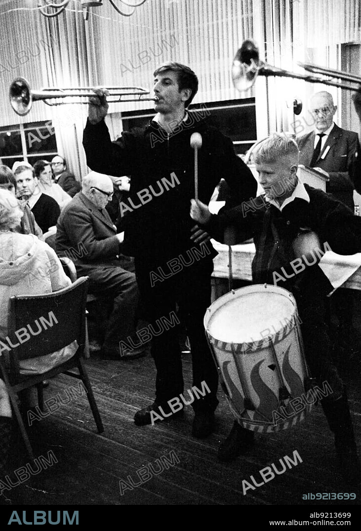 In the style and spirit of the Hitler Youth (HJ) and the so-called Heimattreue Jugend, old and neo-Nazis met in the Teutoburg Forest accompanied by the Viking Youth with drums and fanfares, Germany