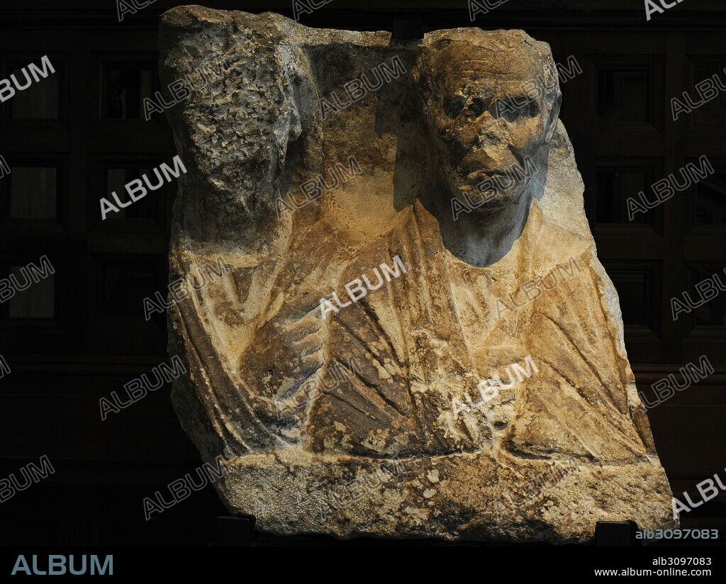 Relieve funerario romano con la representación de un esclavo liberto y su esposa. Retratados como si miraran por una ventana. En la parte inferior, sus nombres y los de los creadores de la lápida. Mármol. Finales del siglo I a. C. -principios del siglo I. Museo del Mediterráneo y Antigüedades del Oriente Próximo (Museum of Mediterranean and Near Eastern Antiquities). Estocolmo. Suecia.