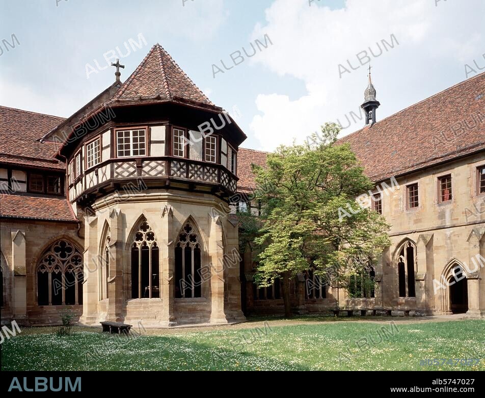 Maulbronn (Baden-Württemberg), ehem. Zisterzienserkloster. (gegründet 1147). Kreuzgang (13./14. Jh) mit Brunnenhaus (um 1350, Fachwerkaufbau 1511). Foto.