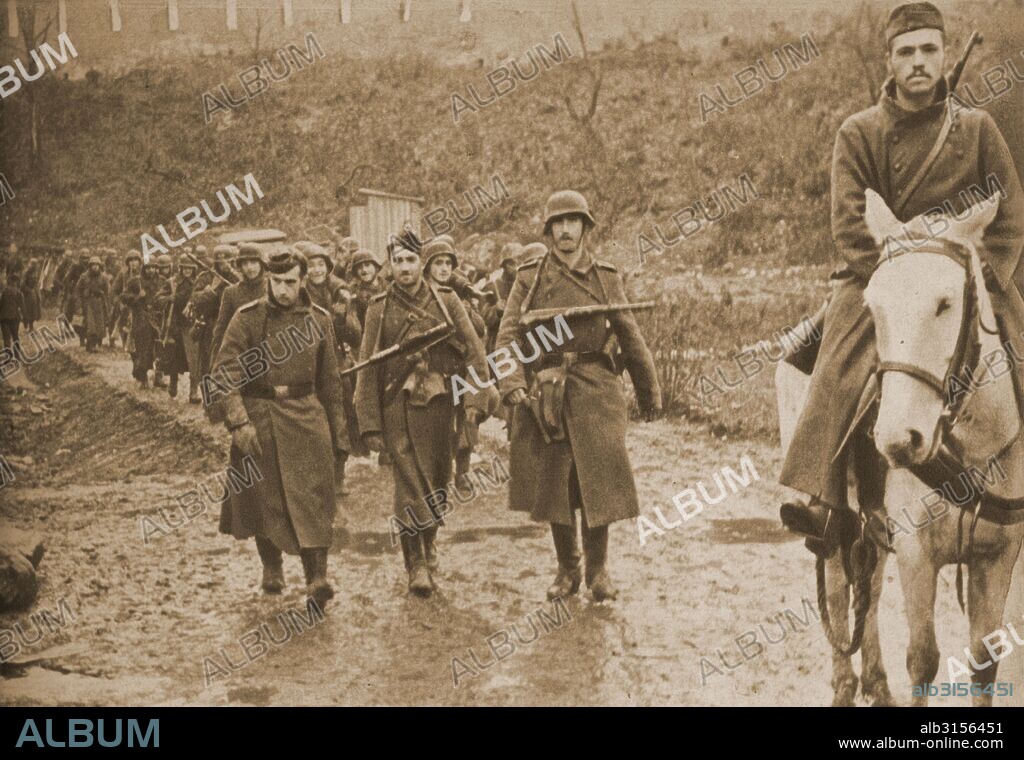 División Azul en Alemania en 1942 (Segunda Guerra Mundial). Columna de zapadores en el relevo de primera línea.