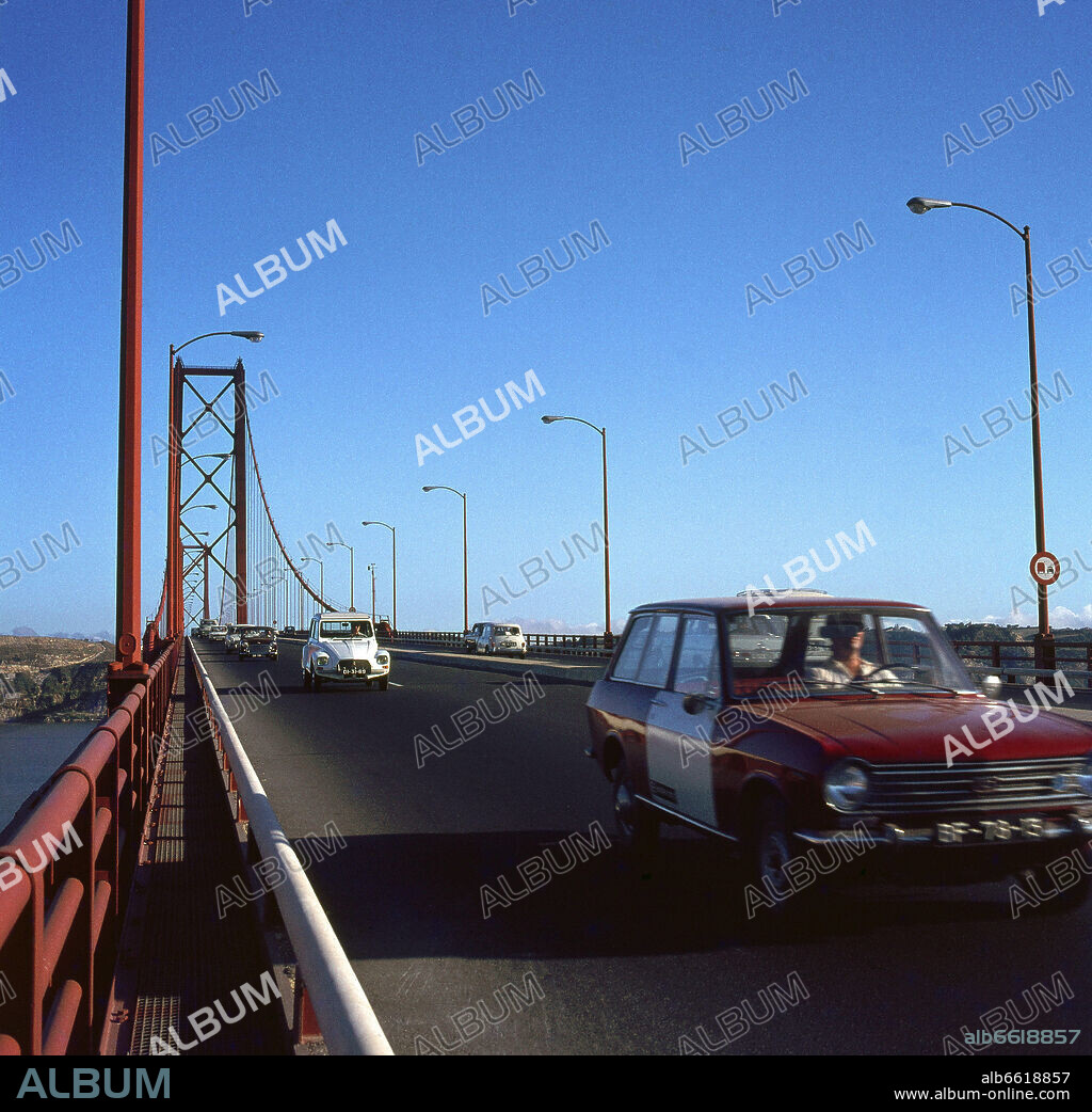 RAY M. BOYNTON. PUENTE SALAZAR O 25 DE ABRILSOBRE EL RIO TAJO. COCHES CIRCULANDO POR ENCIMA - FOTO AÑOS 60.