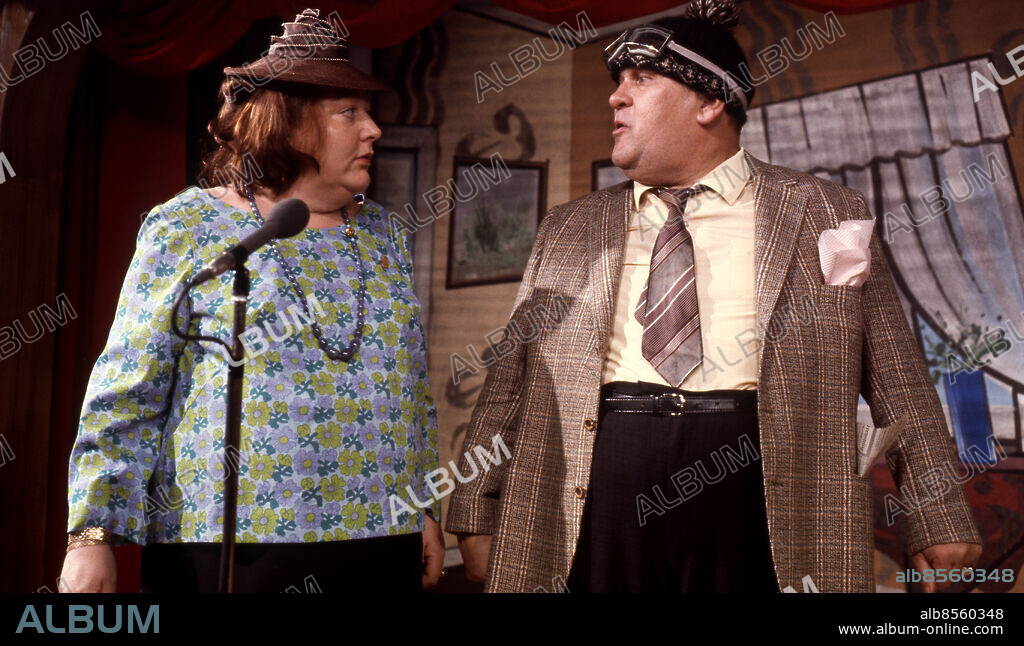 GÖTEBORG 1975.. JUBEL I BUSKEN En ny serieomgång med Sten-åke Cederhök och Sonya Hedenbratt Sänt första gången 1975-03-04 Revy persons: SONYA HEDENBRATT;STEN-ÅKE CEDERHÖK sites: GÖTEBORG;SVERIGE.