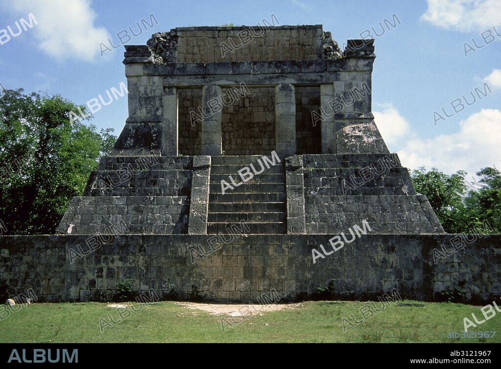 PERIODO PRECOLOMBINO. MAYA. TEMPLO DEL HOMBRE BARBADO. Estilo maya-tolteca. Periodo final clásico (900-1224). Vista general. CHICHEN ITZA. Estado de Yucatán. México.