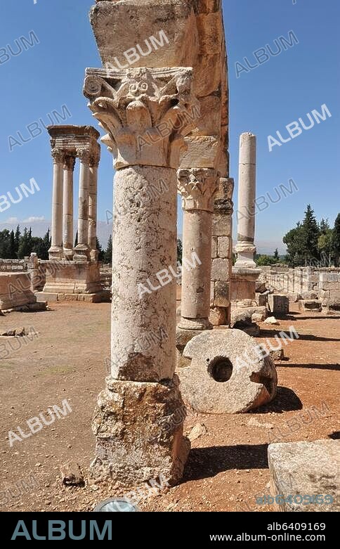 Anjar / Andjar (Libanon), (Ruinenstätte der Omaijadendynastie; angelegt als Residenz Walids I. 705-715 nach antikem Stadtbauschema; Ausgrabungen seit 1943; seit 1984 Weltkulturerbe), Cardo ( Kolonnadenstraße; Hauptstraße in Nord-Süd-Richtung; frühislamisch, Zeit der Omaijaden, 8.Jahrhundert). /-Teilansicht nach Norden: Arkaden der ...