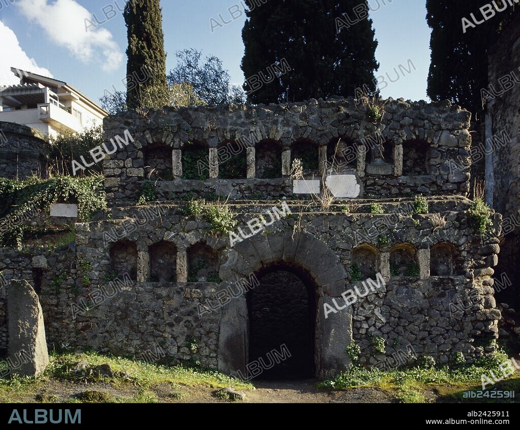 ARTE ROMANO. ITALIA. NECROPOLIS DE NUCERIA O NOCERA. Area ocupada por el cementerio que se extendía más allá de las murallas ciudadanas. TUMBA DE LA FAMILIA FLAVIUS, de época tardo republicana (50-30 a. C.). Constituída por dos cámaras. La fachada está formada por nichos, algunos de los cuales aún conservan el retrato y epígrafe del difunto. POMPEYA. La Campania.