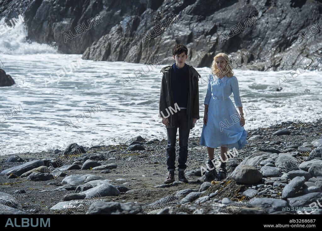 ASA BUTTERFIELD y ELLA PURNELL en EL HOGAR DE MISS PEREGRINE PARA NIÑOS PECULIARES, 2016 (MISS PEREGRINE'S HOME FOR PECULIAR CHILDREN), dirigida por TIM BURTON. Copyright CHERNIN ENTERTAINEMENT/ ST. PETERSBURG CLEARWATER FILM COMMI.