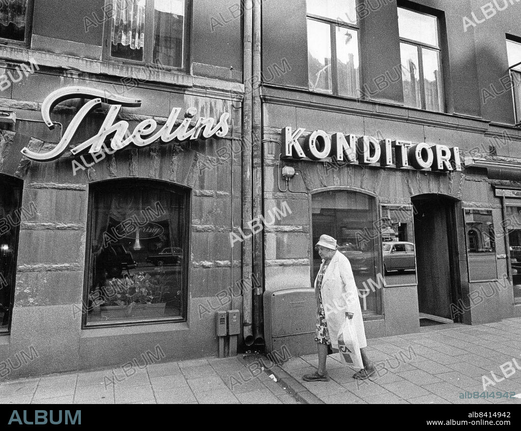Stockholm 1975-08-20. Thelins konditori på S:t Eriksgatan i Stockholm hoppas nu på regeringen för att få köpa 20 liter konjak och 165 liter likör till sina bakverk.i Det är riksskatteverket som beslutat att konditoriet inte skall få köpa den begärda spriten, som man vill använda i konjaksgubbar och bankettårtor. I dagens läge finns det en klar strävan mot äkta råvaror i vår bransch, skriver konditoriägaren i besväret över verkets avslag. Verket motiverade nämligen sitt avslag med att essenser bör användas i stället för äkta vara. Som ett led i denna strävan har en rad essenser förbjudits på senare år, skriver konditorn.. Foto: Lars Groth / DN / TT / Kod: 19. ** SvD OUT **.