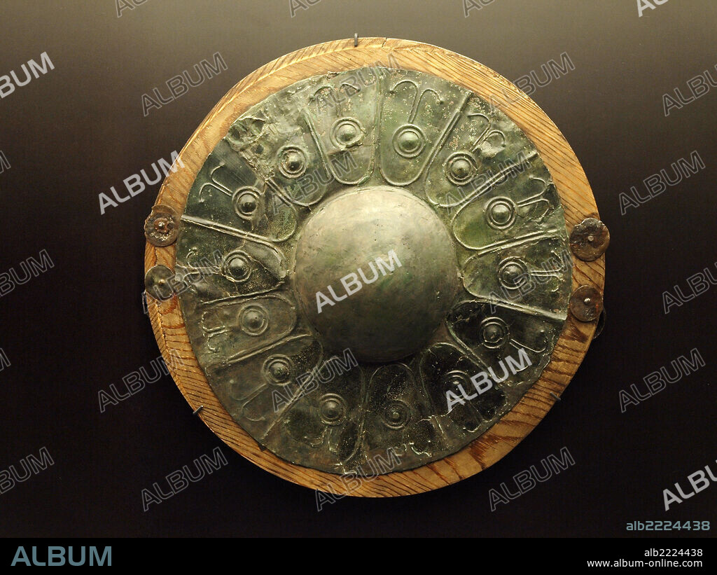 *** Local Caption *** ESCUDO DE BRONCE -NECROP. DE EL CUARTO (TERUEL) CELTIBERICO Ed. d hierro S. V-IV a. C.. MUSEO ARQUEOLOGICO NAL-.