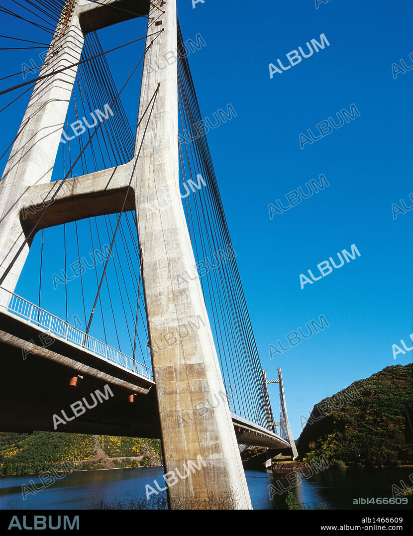 CASTILLA-LEON. Detalle del PUENTE de la AUTOPISTA LEON-OVIEDO (A-66), construido sobre las aguas del Embalse de Barrios de Luna, en el Valle de Luna. Provincia de León. España.