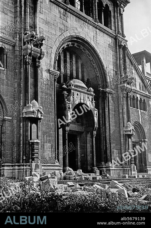 Berlin-Charlottenburg, Synagoge Fasanenstraße (1911/12 erbaut von Ehrenfried Hessel). Portal der am 9. November 1938 zerstörten Synagoge. Foto, nach 1938.