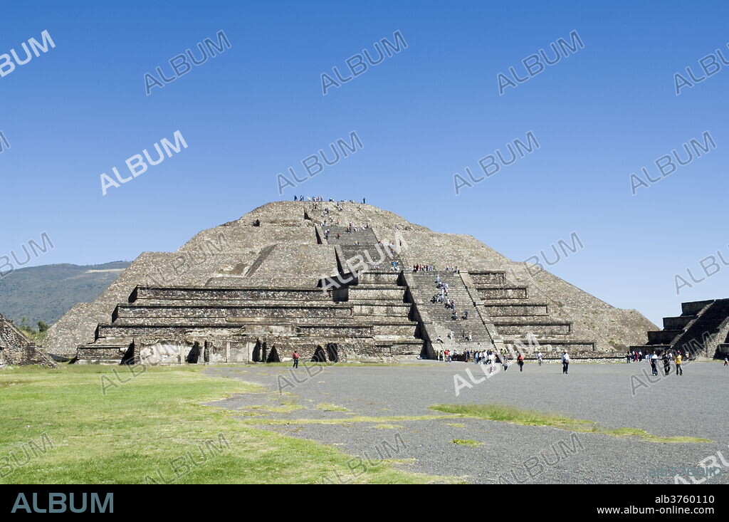 Pyramid of the Moon, Teotihuacan, 150AD to 600AD and later used by the Aztecs, UNESCO World Heritage Site, north of Mexico City, Mexico, North America.