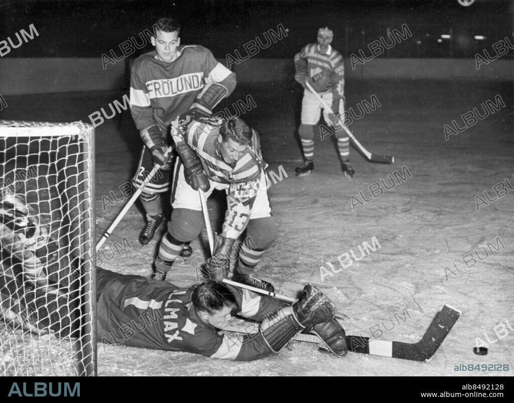 GÖTEBORG 1959-11-15. DIF:s Rolf Berggren oroar framför Frölundamålet med målvakten Stig Löfqvist i den allsvenska ishockeypremiären i division 1 södra mellan Västra Frölunda IF och Djurgårdens IF, 15:e november 1959 på Ullevi i Göteborg. Matchen slutade 7-0 till gästande Djurgårdens IF.. Foto: Pressens Bild / TT / Kod: 194.