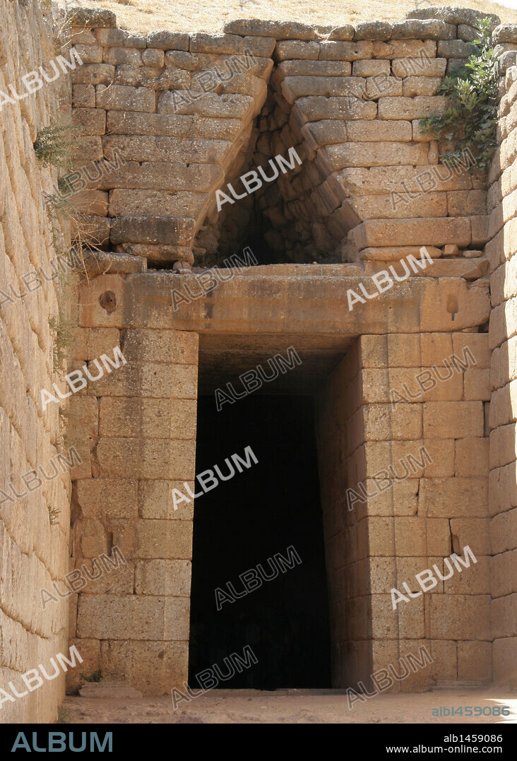ARTE MICENICO. GRECIA. TUMBA o TESORO DE ATREO o DE AGAMENON (h. 1250 a. C.). Obra maestra de la arquitectura micénica (finales s. XIV a. C.). Vista de la puerta coronada por dos arquitrabes y por un triángulo de descarga. MICENAS. Provincia Argólida. Región Peloponeso.