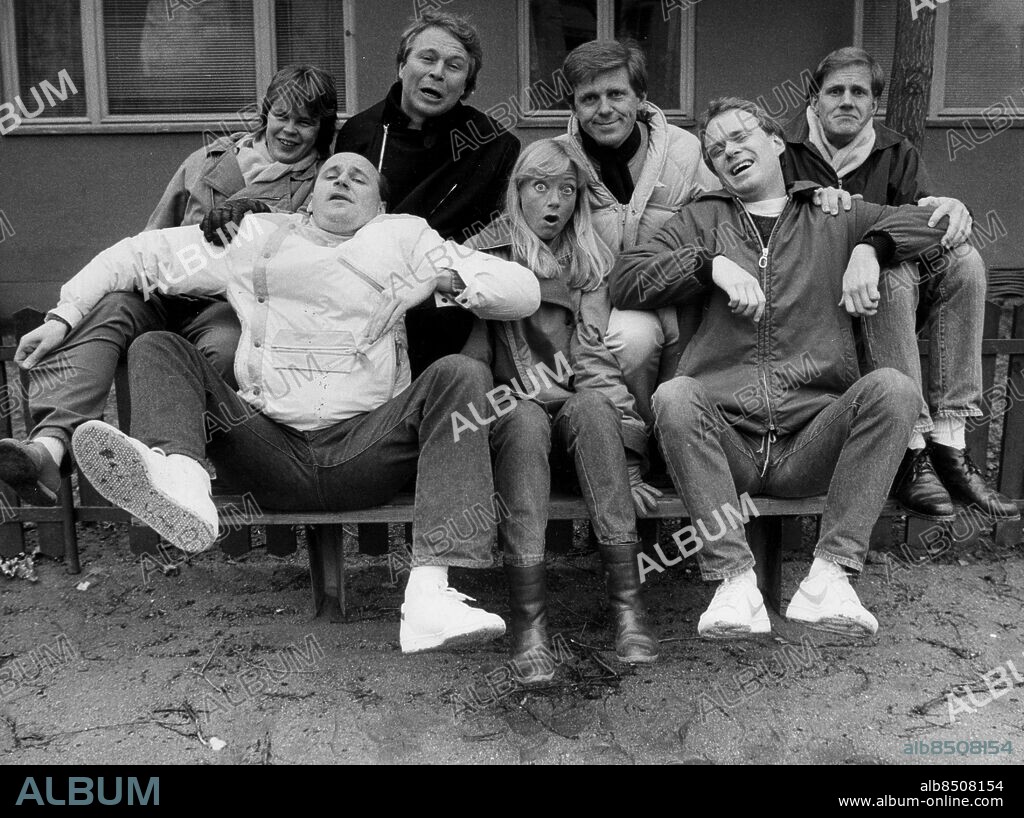 AFTONBLADET OUT . ARKIV 19840404 - . Galenskaparna och After Shave i samband med deras föreställning "Träsmak" på Cabaret. Fr v Charles Falk (kapellmästare), Knut Agnred, Per Fritzell, Kerstin Granlund, Claes Eriksson, Peter Rangmar och Anders Eriksson. Foto: Olle Wester Kod: 44 . COPYRIGHT SCANPIX SWEDEN.