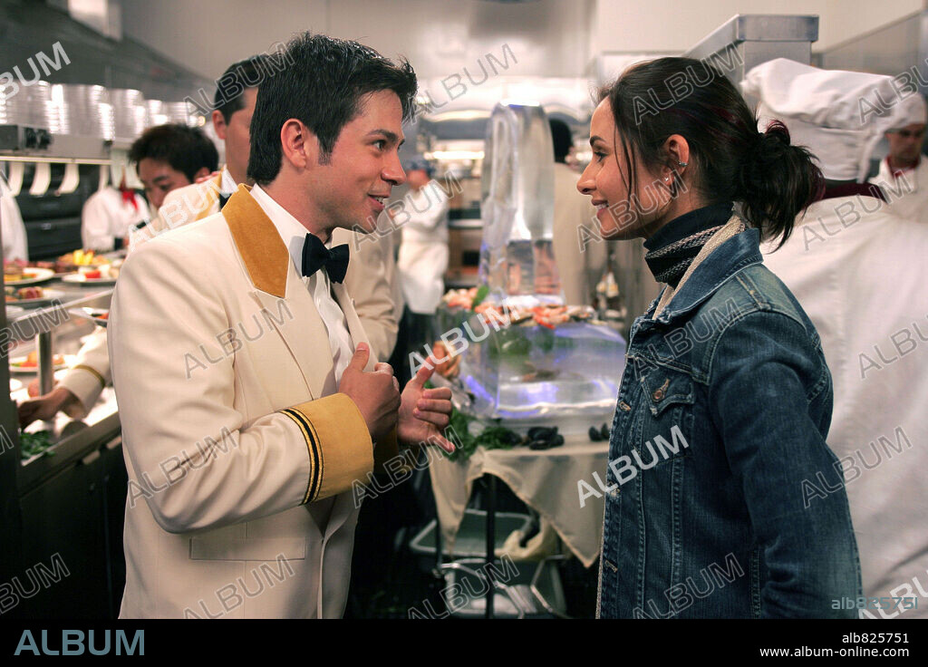 FREDDY RODRIGUEZ and MAESTRO, MIA in POSEIDON, 2006, directed by WOLFGANG PETERSEN. Copyright WARNER BROS.
